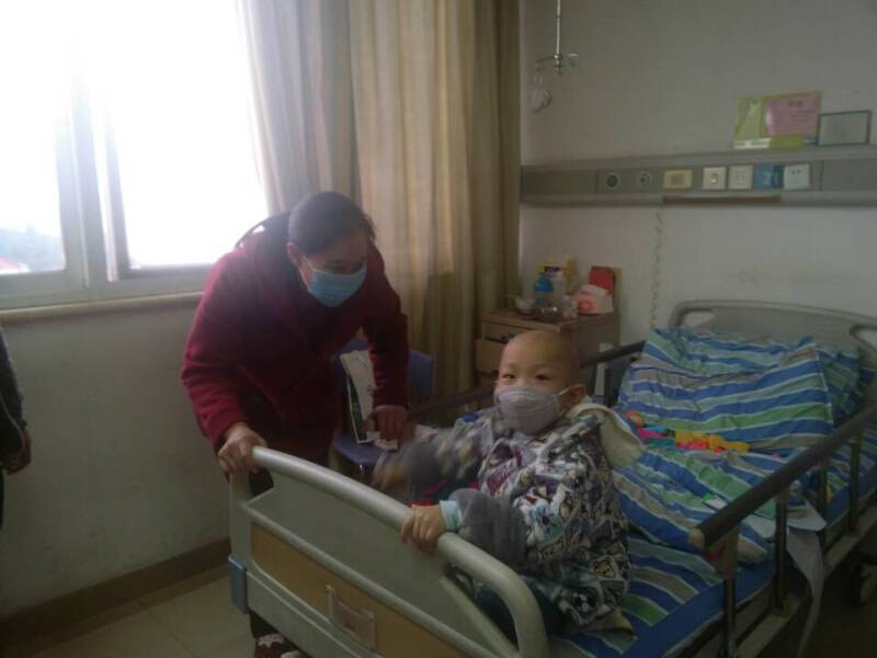 白血病患兒鍾森小朋友與媽媽